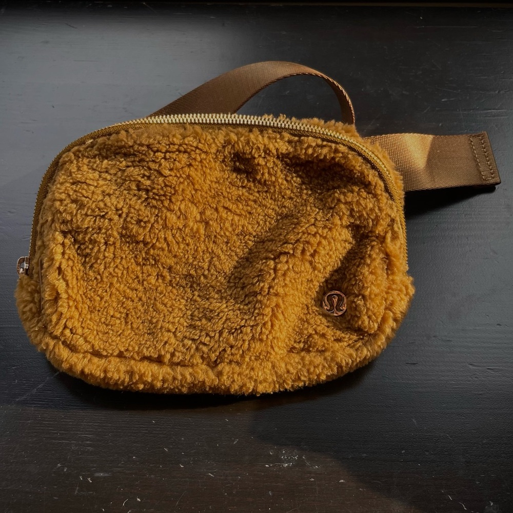 Lululemon Everywhere Fleece Belt Bag “Burnt Caramel” NWOT